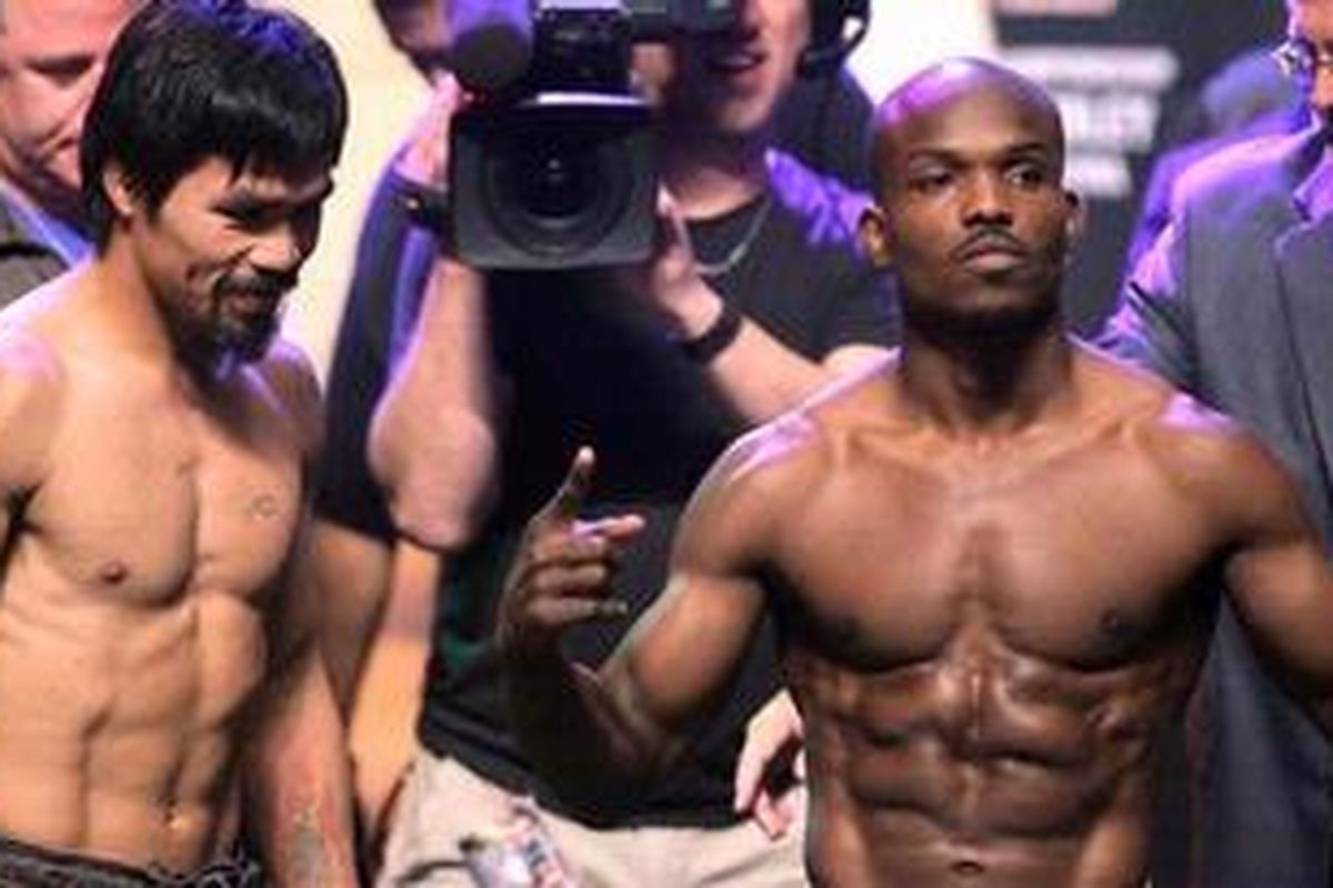 Petinju Filipina, Manny Pacquiao (kiri), dan penantangnya dari Amerika Serikat, Timothy Bradley, saat acara timbang badan. Mereka akan bertarung pada Sabtu (9/6/12) malam waktu Amerika, atau Minggu (10/6) pagi WIB.