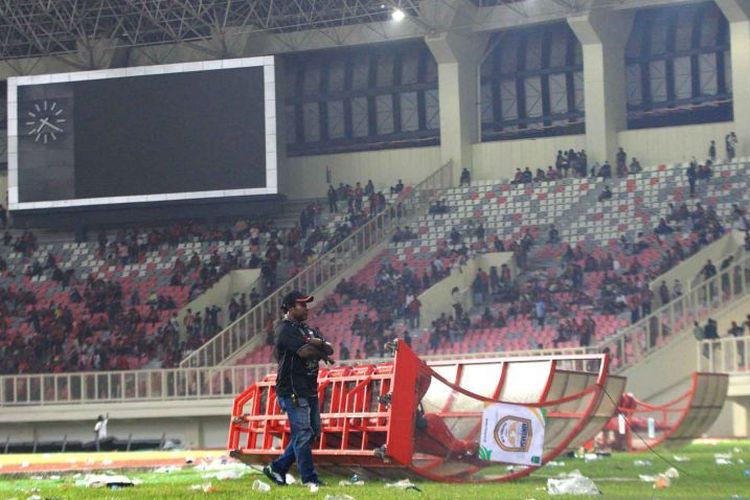 Dari Kanjuruhan ke Jayapura: Sepak Bola Indonesia dan Pengawasan FIFA
