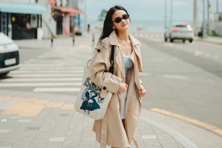 Putri Ferry Maryadi, Leya Princy tengah memerankan film Rangga dan Cinta yang sedang tayang di bioskop. Lihat gaya busananya yang simpel dan elegan.