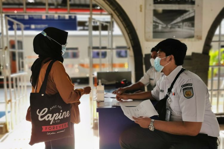 Penumpang KA di salah satu stasiun PT KAI Daop 1 Jakarta.