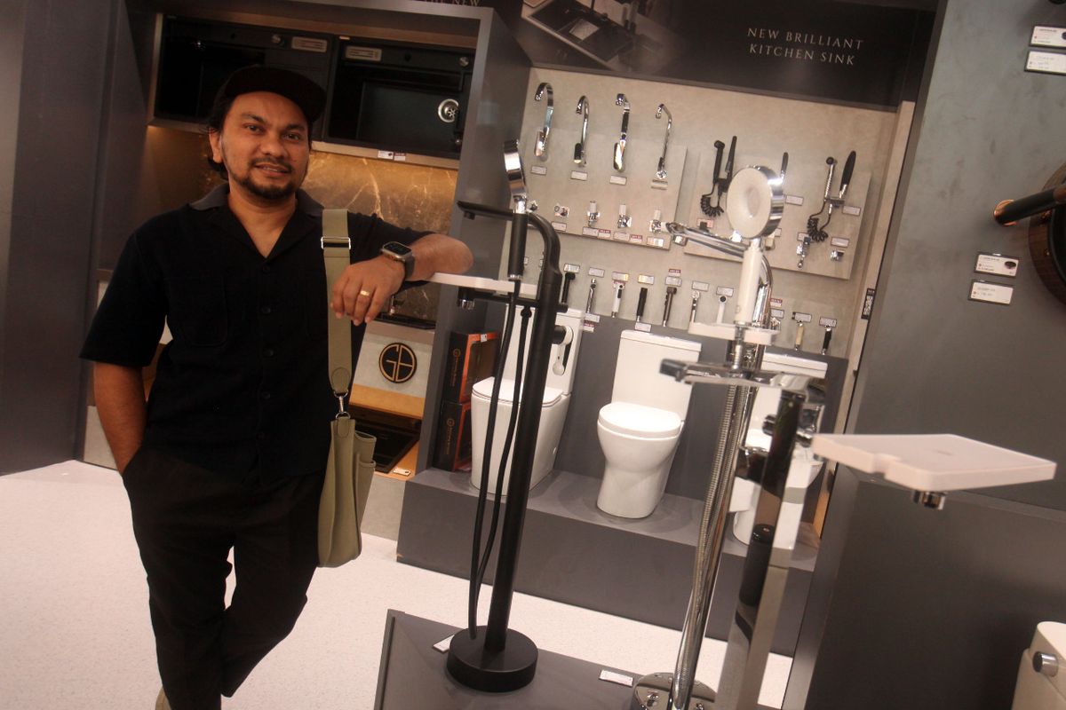 Penyanyi dan dokter Tompi di booth GB Sanitaryware di Indo Build Tech 2024.