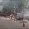 Mobil Ekspedisi Terbakar di Seberang Pintu Masuk Polda Metro Jaya, Diduga Korsleting pada Mesin