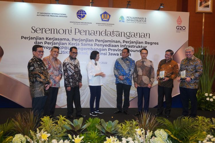 Penandatanganan Perjanjian Proyek KPBU Pengembangan Proving Ground Standar Internasional--Wakil Ketua DPR-RI Korinbang Rahmat Gobel (keempat kanan), Menkeu Sri Mulyani (keempat kiri), Menhub Budi Karya Sumadi (ketiga kiri), dan Dubes Jepang Kanasugi Kenji (ketiga kanan) bersama Dirjen Hubdat Kemenhub Hendro Sugiatno (kedua kanan), Dirjen PPR Kemenkeu Luky Afirman (kedua kiri), Dirut Indonesia International Automotive Proving Ground (IIAPG) Hiramsyah S. Thaib (kanan), Dirut PT PII M. Wahid Sutopo (kiri) pada acara penandatangan kontrak Kerjasama Pemerintah Badan Usaha (KPBU) pengembangan Fasilitas Uji Kelayakan Kendaraan (Proving Ground) standar internasional senilai Rp 2 triliun, di Jakarta, Senin (31/10/2022).