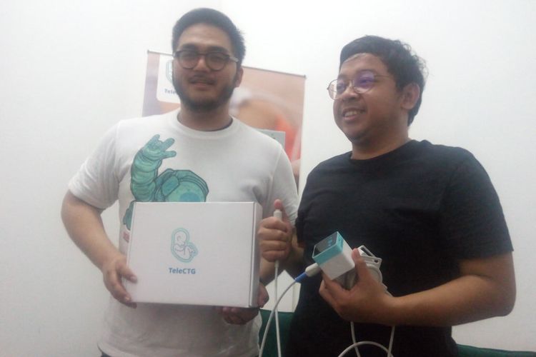 Co-Founder dan CPO Sehati, Abraham Auzan (kiri) memberikan penjelasan tentang alat medis, TeleCTG di kantornya, Jakarta Selatan, Jumat (22/3/2019).