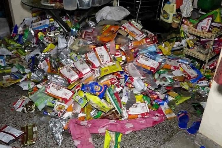 Tumpukan sampah di salah satu kamar milik warga Desa, Chakkarpur, Kota Gurugram Haryana, India yang selama 3 tahun terakhir mengunci diri di rumah bersama putranya.