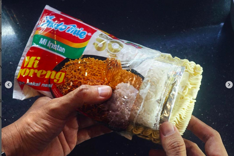 Tangkapan layar unggahan bungkus Indomie paket nasi yang viral di media sosial
