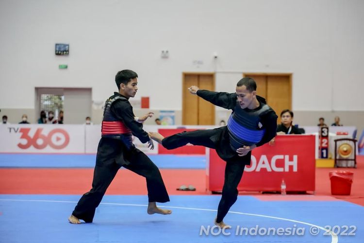 Pesilat Indonesia Khoirudin Mustakim (biru) berjuang mengalahkan lawannya Muhammad Khairi Adib asal Malaysia di final tarung kelas 50-55kg di SEA Games 2021 Vietnam, Senin (16/5/2022).