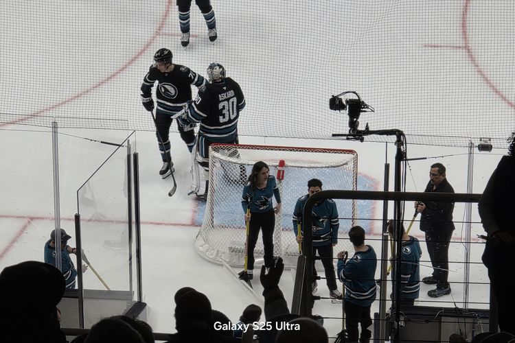 Hasil foto kamera telefoto 50 MP zoom 10x saat pertandingan Hoki antara Sharks vs Predators.