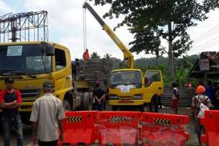 Struktur jembatan bailey sudah tiba di lokasi amblasnya jembatan di Banjar, Jawa Barat.