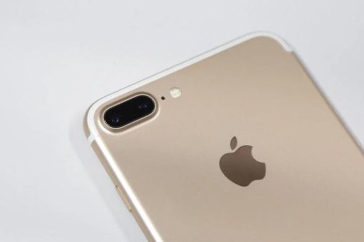 iPhone 7 Plus terlihat memiliki tonjolan kamera lebih besar karena memiliki kamera berlensa ganda