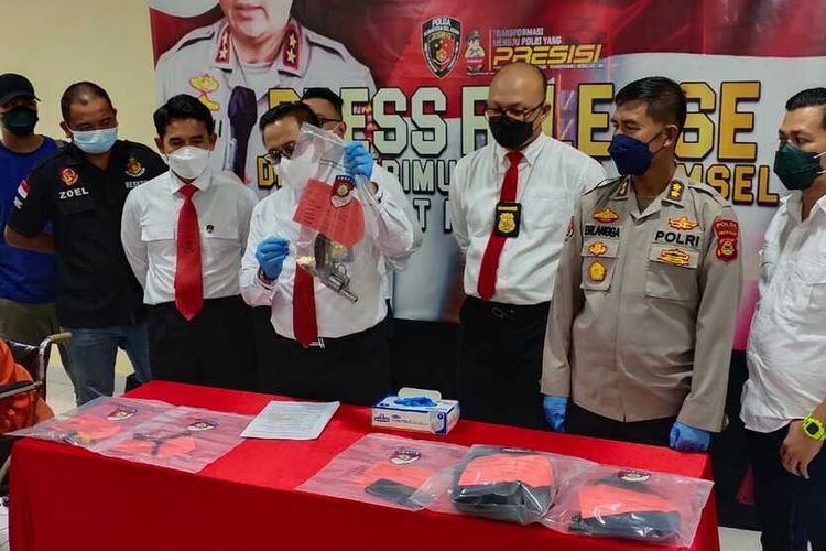 Jajaran Direktorat Reserse Kriminal Umum (Ditreskrimum) Polda Sumatera selatan melakukan gelar perkara terkait penangkap seorang pelaku begal sadis yang sering beraksi di Palembang, Rabu (6/4/2022).