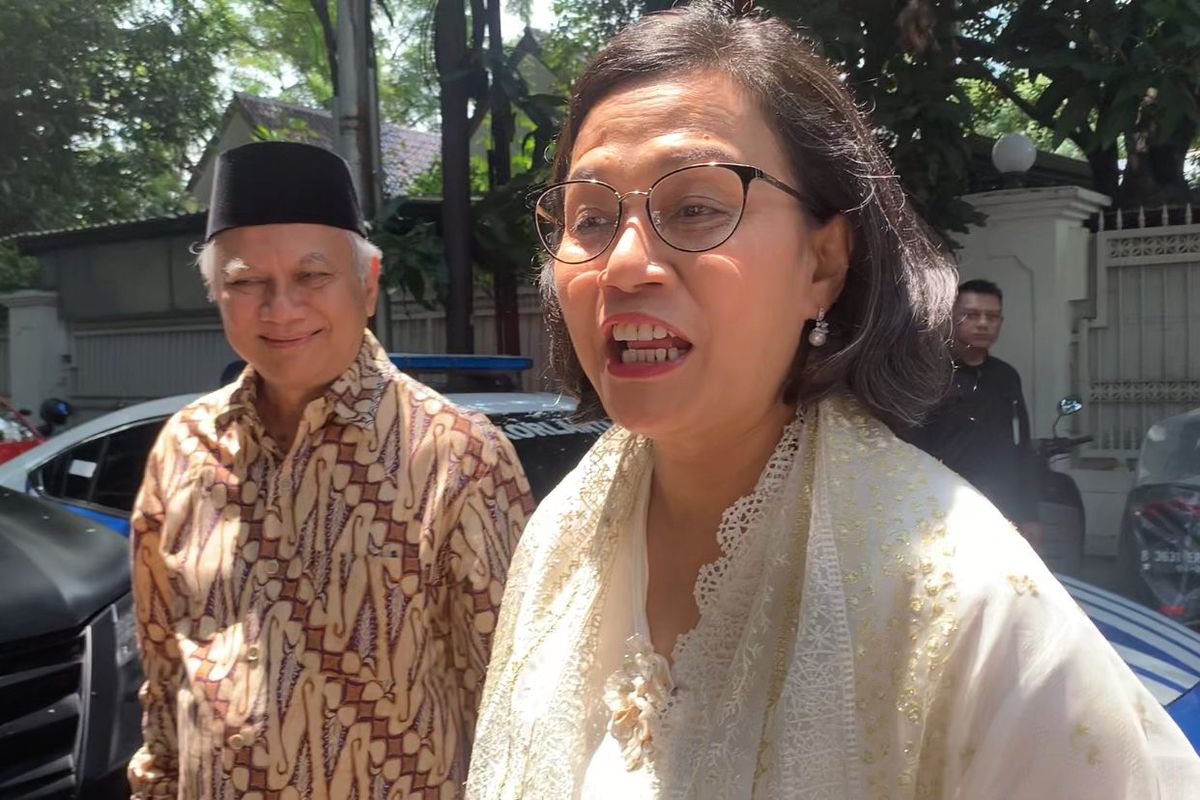 Menteri Keuangan Sri Mulyani di kediaman Ketua Umum PDI-P Megawati Soekarnoputri usai silaturahim hari pertama Lebaran, Jalan Teuku Umar, Jakarta, Rabu (10/4/2024).