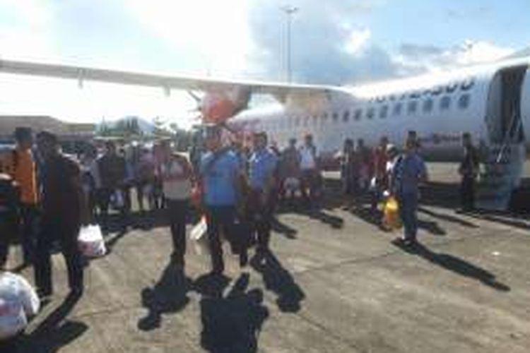 Para penumpang Wings Air IW1162Q tujuan Melonguane, Talaud disuruh kembali ke ruang tunggu saat mereka sudah bersiap naik pesawat di Bandara Sam Ratulangi Manado.