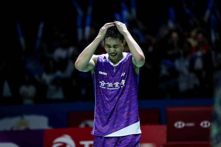 Pebulu tangkis Taiwan Chou Tien Chen saat melawan pebulu tangkis Denmark Anders Antonsen pada babak final Blibli Indonesia Open 2019 di Istora Senayan, Jakarta, Minggu (21/7/2019). Tien Chen menjuarai Indonesia Open 2019 nomor tunggal putra usai mengalahkan Antonsen dengan skor 21-18, 24-26, dan 21-15. Terkini, Chou Tien Chen mampu bangkit untuk menjadi juara setelah didiagnosis menderita kanker.