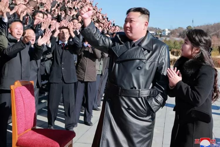 Pemimpin Korea Utara Kim Jong Un dan putrinya