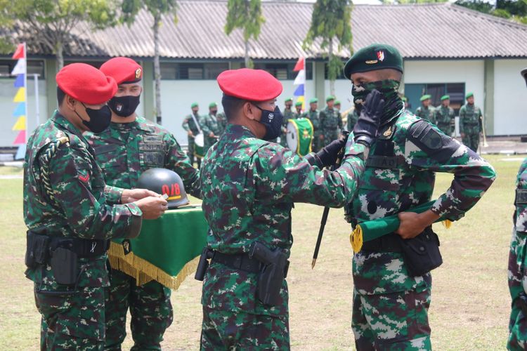 Komandan Pusat Pendidikan dan Latihan Pasukan Khusus (Danpusdiklatpassus) Kopassus Brigjen TNI Thevi A Zebua secara resmi menutup Pendidikan Raider Angkatan XXVIII Tahun 2021 di Lapangan Ksatriaan Amirul Isnaeni, Pusdiklatpassus Kopassus, Daun Lumbung, Tambakreja, Cilacap, Jawa Tengah, Senin (1/11/2021).