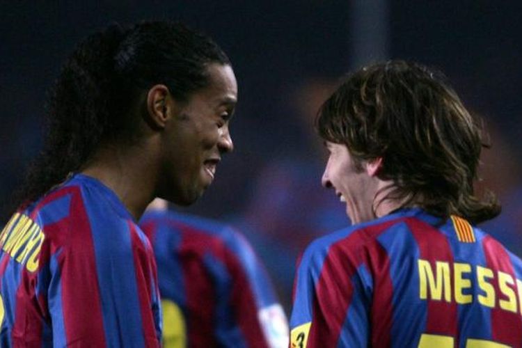 Ronaldinho (kiri) berbincang dengan Lionel Messi saat Barcelona melawan Athletic Bilbao pada partai La Liga di Stadion Camp Nou, 15 Januari 2006.