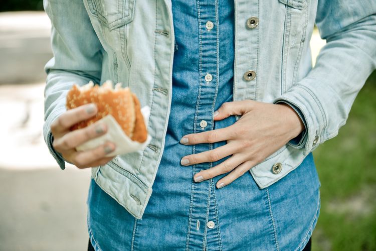 Sakit perut setelah sarapan bisa disebabkan oleh berbagai faktor, termasuk penyebab sederhana seperti makan berlebih atau penyebab yang lebih serius.