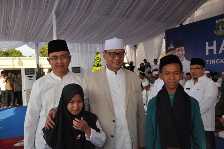 Dua orang santri mendapat hadiah umroh dari Gubernur Banten Wahidin Halim setelah berhasil menyelesaikan tantangan menyanyikan lagu Indonesia Raya, Selasa (22/10/2019).