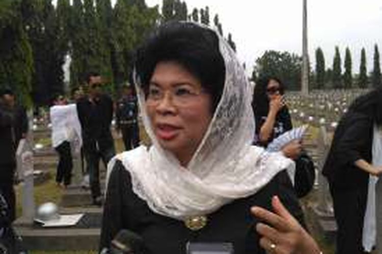 Linda Amalia Sari di upacara pemakaman Herawati Diah, Taman Makam Pahlawan, Kalibata, Jakarta, Jumat (30/9/2016)
