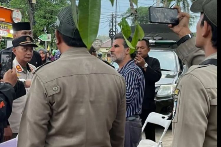 Demi Pengobatan Istri, Pengungsi Palestina Jualan Mochi di Pinggir Jalan Depok hingga Ditertibkan