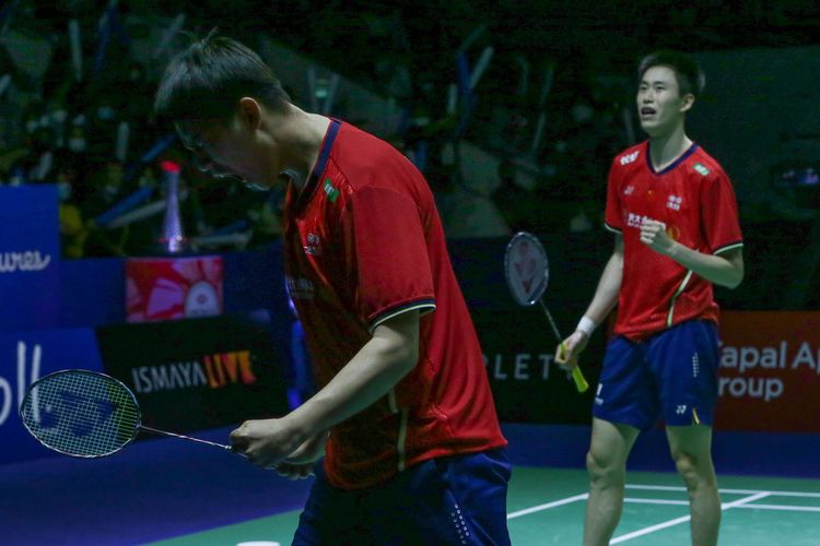 Ganda putra China, Liu Yu Chen/Ou Xuan Yi bertanding melawan ganda putra Korea Selatan, Choi Sol-gyu/Kim Won-ho pada laga puncak Indonesia Open 2022 di Istora Senayan, Jakarta, Minggu (19/6/2022). Liu Yu Chen/Ou Xuan Yi tampil sebagai juara setelah menang dengan skor 21-17 dan 23-21.