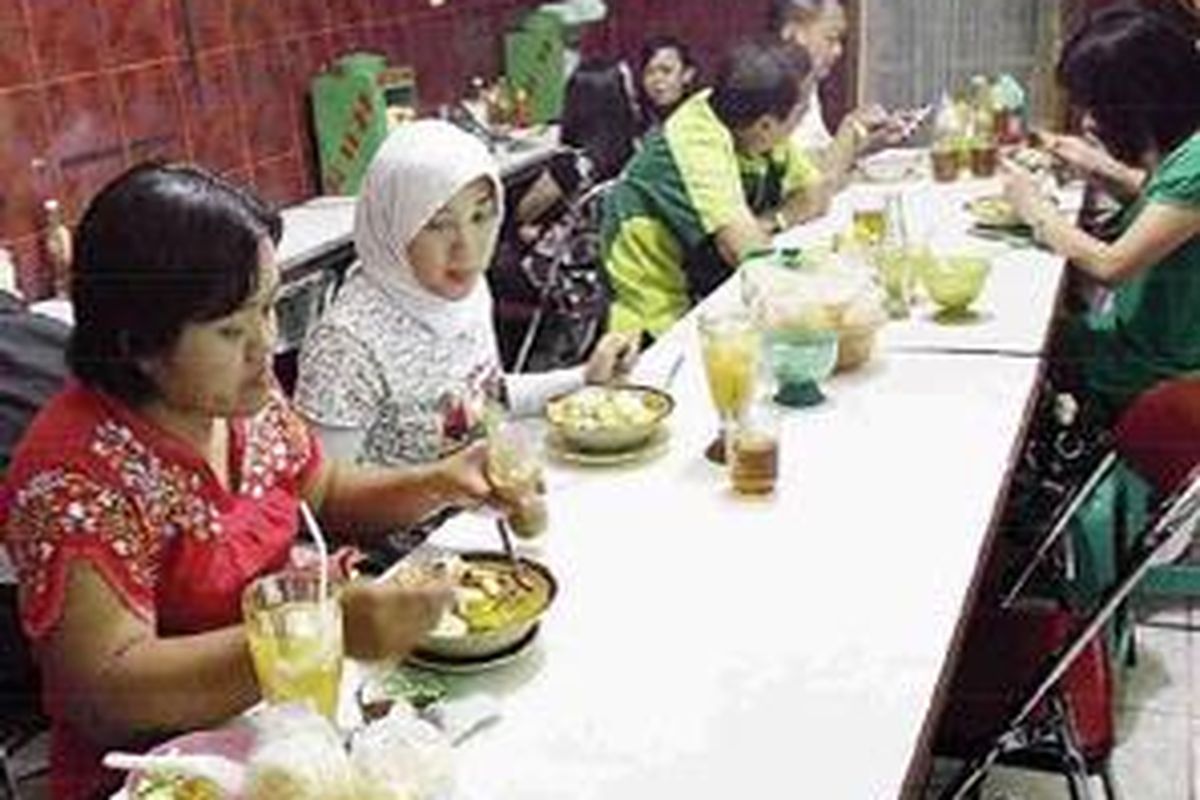 suasana tempat makan di warung Lontong Kari Kebon Karet, Bandung, Jawa Barat, Jumat (3/7). Warung lontong kari ini sudah berdiri sejak 1966. 
