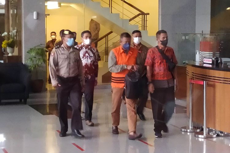 Eks Wali Kota Yogyakarta Haryati Suyudi menggunakan rompi tahanan KPK di Gedung Merah Putih KPK, Jakarta, pada Jumat (3/6/2022). 