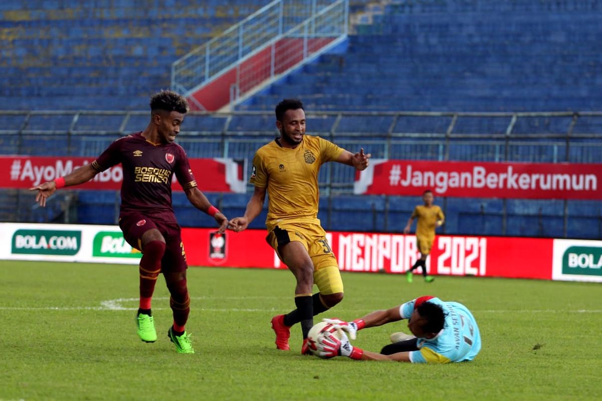 Yakob Sayuri (kiri) mencoba mengejar bola pada laga Grup B Piala Menpora 2021 yang mempertemukan PSM vs Bhayangkara Solo FC di Stadion Kanjuruhan, Sabtu (27/3/2021).
