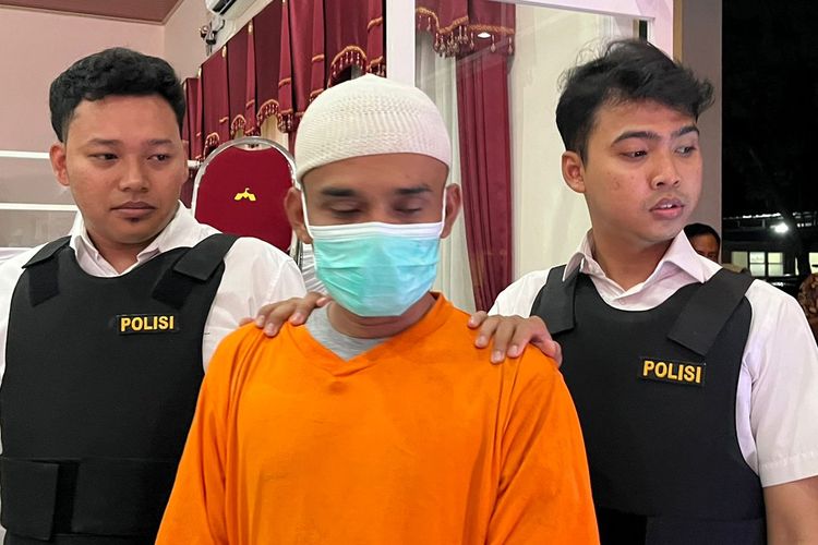 Pelaku pencabulan terhadap tirinya, digelandang petugas di Mapolres Mojokerto Kota, Jawa Timur, Rabu (25/9/2024).