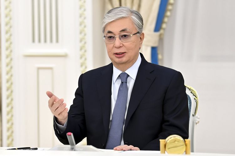 Presiden Kazakhstan Kassym-Jomart Tokayev saat bertemu dengan Sekretaris Jenderal Collective Security Treaty Organization (CSTO) Stanislav Zas di Nur-Sultan, Kazakhstan, Rabu (12/1/2022).