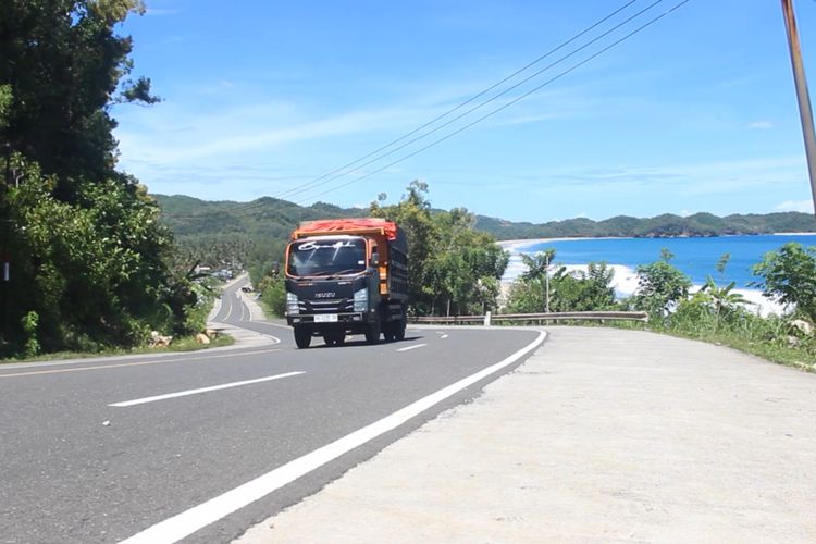 Suasana Jalur Lintas Selatan dengan pemandangan yang indah Pantai Soge yang berasa di Desa Sidomulyo Kecamatan Ngadirojo Pacitan Jawa Timur, Minggu (07/04/2024)