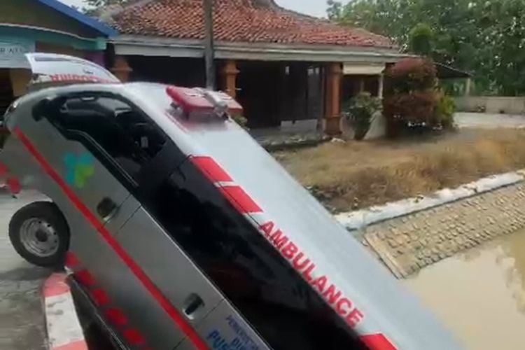 Video yang merekam ambulans Puskesmas Gubug II, Kabupaten Grobogan, Jawa Tengah nyemplung ke sungai usai dibersihkan di salah satu tempat pencucian mobil tersebar luas di perpesanan Whatsapp.