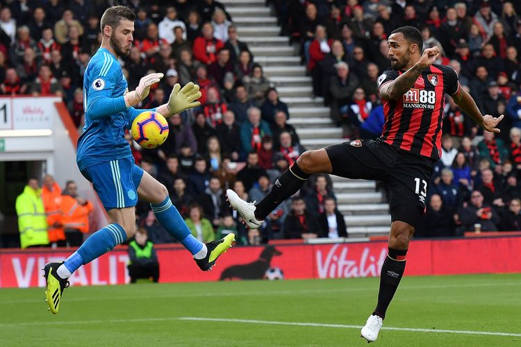 David De Gea menahan usaha Callum Wilson dalam laga Bournemouth vs Manchester United di Stadion Vitality pada pertandingan pekan ke-11 Premier League, 3 November 2018. 