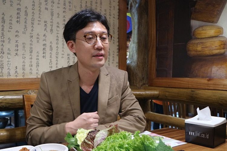 Executive Director Restoran Korea Chung Gi Wa, Kwang Won Lee tengah menjelaskan seputar Korean Barbeque saat ditemui Kompas.com, Jumat (27/12/2019).