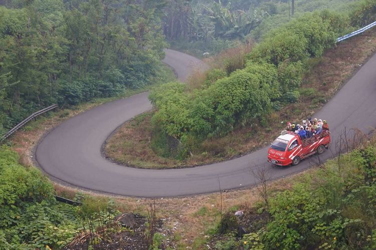 Warga mengungsi menaiki truk di Kecamatan Ijen, Bondowoso, Jawa Timur, Kamis (22/3/2018). Ratusan warga yang berada di lereng Gunung Ijen terpaksa mengungsi ke tempat yang lebih aman guna menghindari gas beracun.