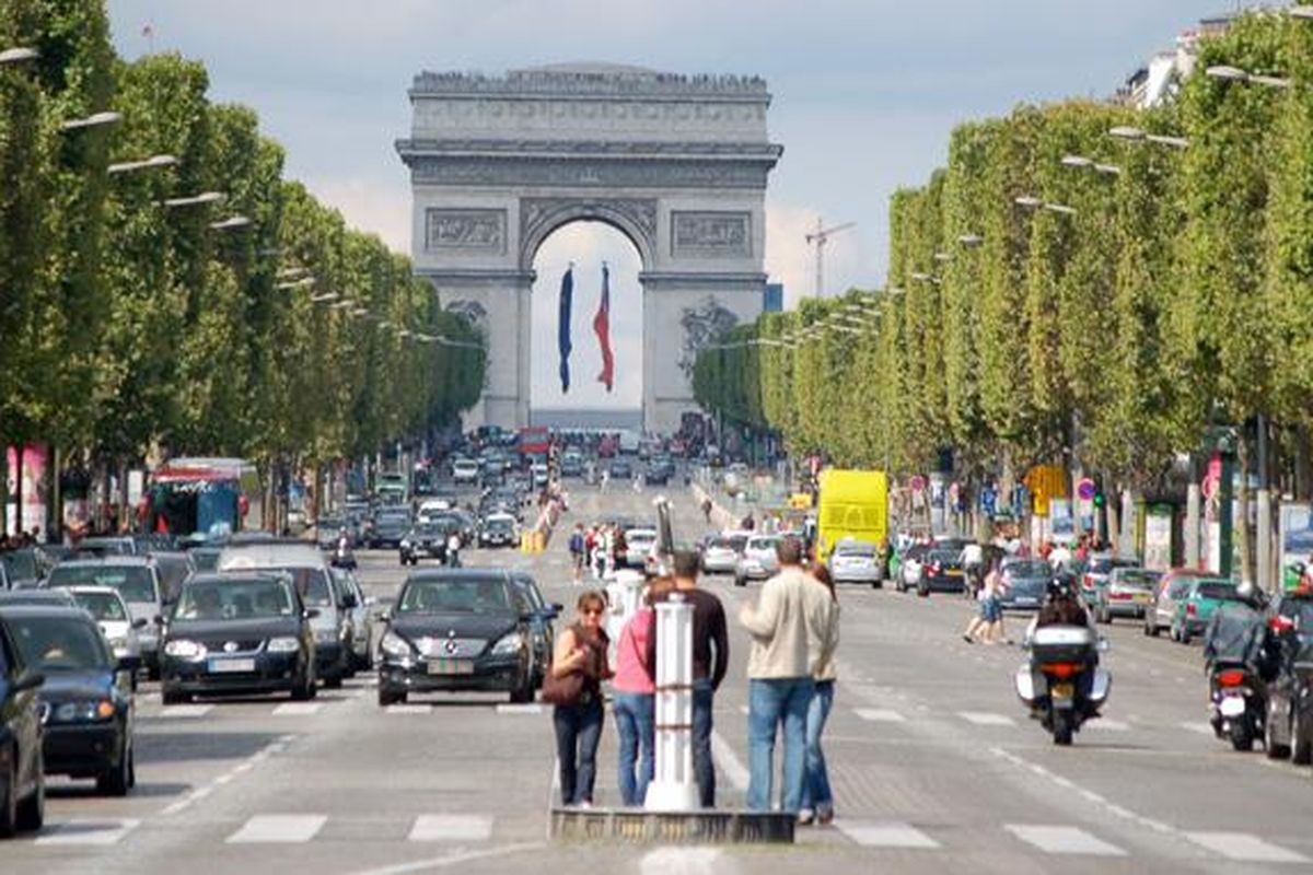 Kota Paris, Prancis menerapkan pembatasan usia kendaraan untuk menggerus polusi udara di kota tersebut.