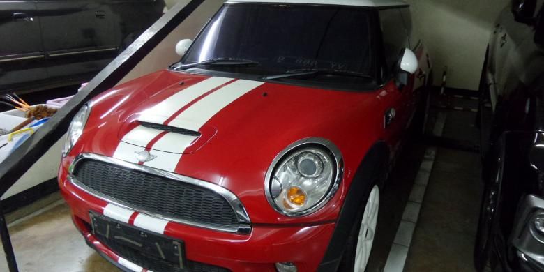 Mini Cooper merah milik Tubagus Chaeri Wardana yang disita KPK. Harga Mini Cooper terbaru berkisar antara Rp 500- 800 juta.