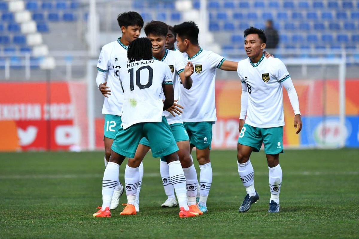 Para pemain timnas U20 Indonesia merayakan gol ke gawang Suriah dalam laga lanjutan fase grup Piala Asia U20 2023 kontra Suriah. Laga timnas U20 Indonesia vs Suriah yang digelar di Stadion Lokomotiv, Tashkent, Uzbekistan, pada Sabtu (4/3/2023) malam WIB itu berakhir dengan skor 1-0 untuk kemenangan skuad Garuda Muda.