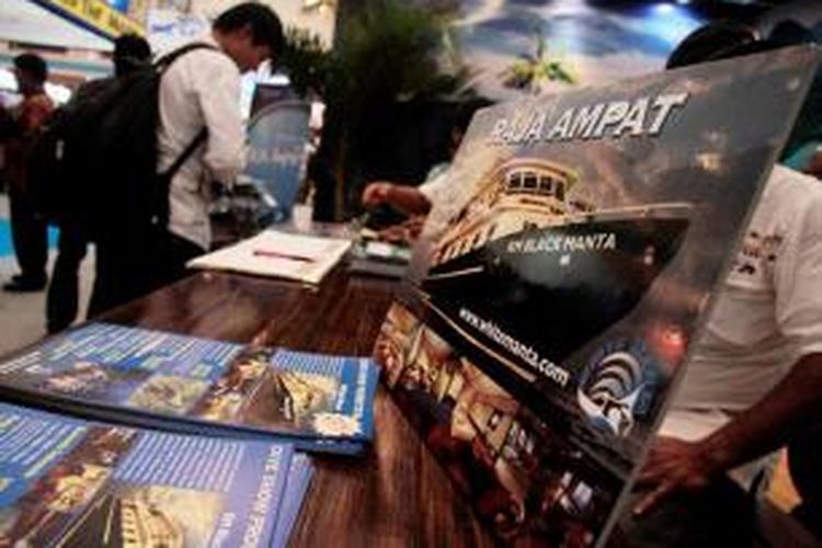 Pengunjung mengamati paket wisata selam yang ditawarkan dalam pameran bertajuk Deep and Extreme Indonesia 2012, di Jakarta Convention Center, Kamis (29/3/2012) malam. Pameran alat selam dan destinasi wisata selam ini akan berlangsung hingga 1 April 2012. 