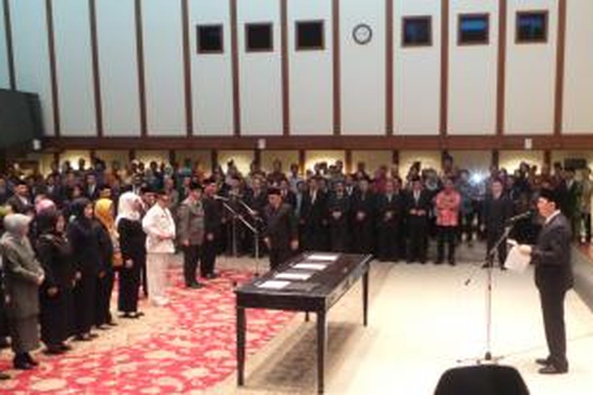 Gubernur DKI Jakarta Basuki Tjahaja Purnama melantik pejabat eselon di lingkungan Pemprov DKI, di Balai Kota, Jumat (27/11/2015).