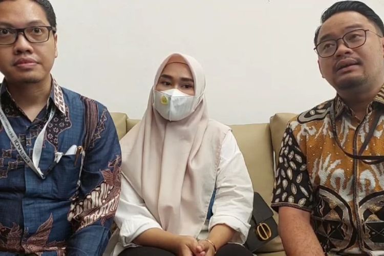 Septia dan kuasa hukumnya, Christianto Bayu (kiri) dan Pratama Indra (kanan) saat ditemui di Pengadilan Agama Jakarta Timur, Selasa (10/1/2023). 