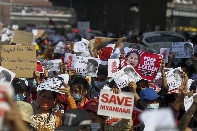 Pedemo membawa kardus dan kertas bertuliskan tuntutan untuk membebaskan Aung San Suu Kyi, di Yangon, Myanmar, pada Selasa (9/2/2021) dalam demi anti-kudeta.