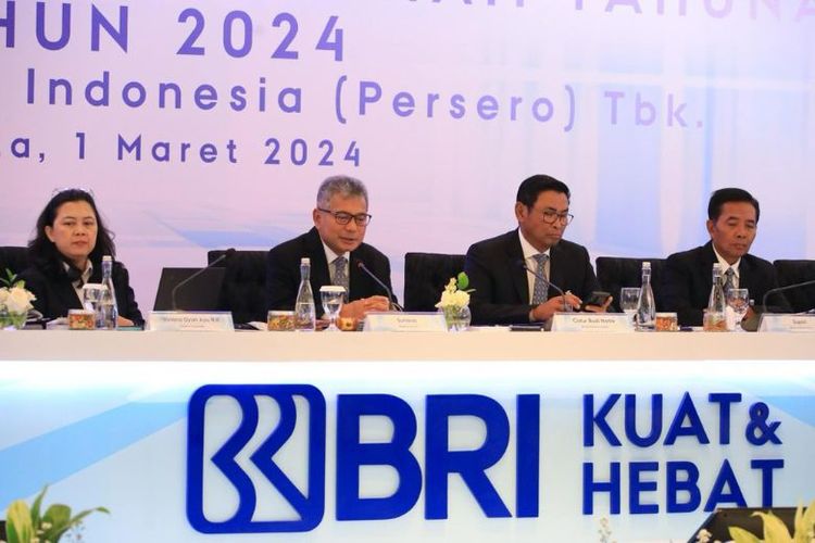 Direktur Utama BRI Sunarso (kedua dari kiri) pada RUPST 2024.