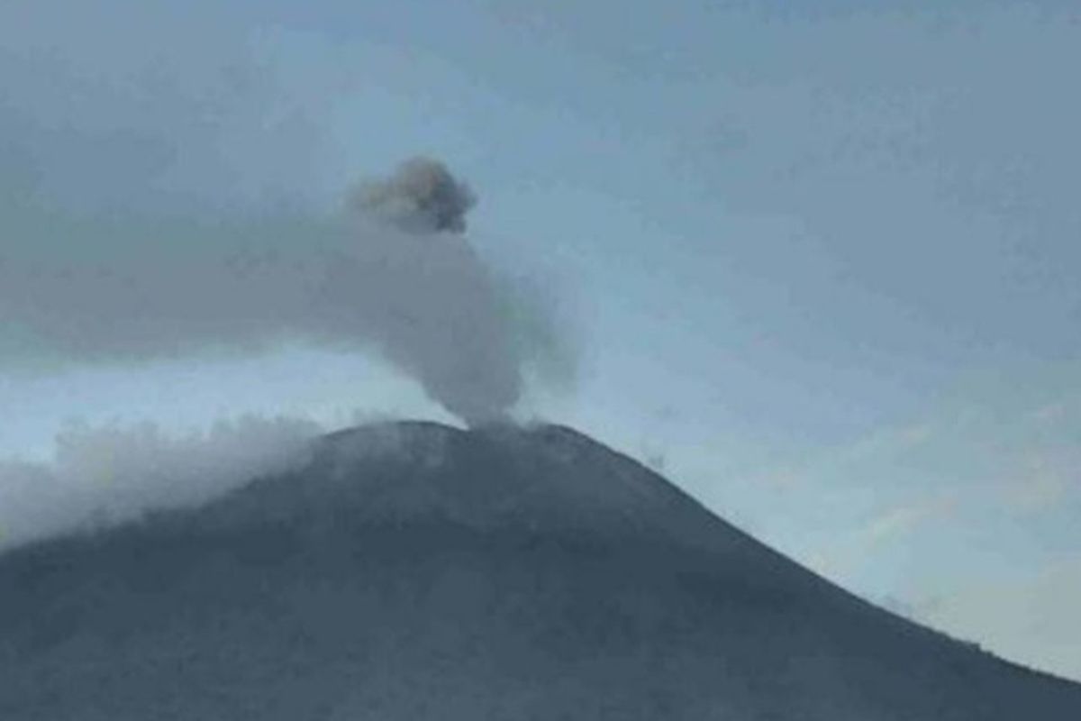 Foto: Gunung Ile Lewotolok di Kabupaten Lembata, Nusa Tenggara Timur (NTT) meletus, Senin (20/3/2023).