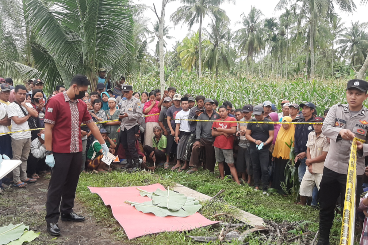 Polisi lakukan olah TKP janda beranak dua tewas dengan beberapa luka bacok, Jumat (28/10/2022)