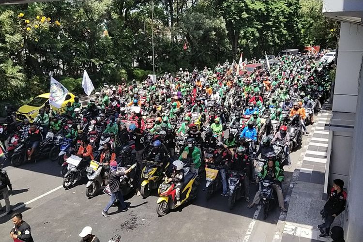 Massa ojol aksi, demonstran akan melintas di jalan utama Surabaya