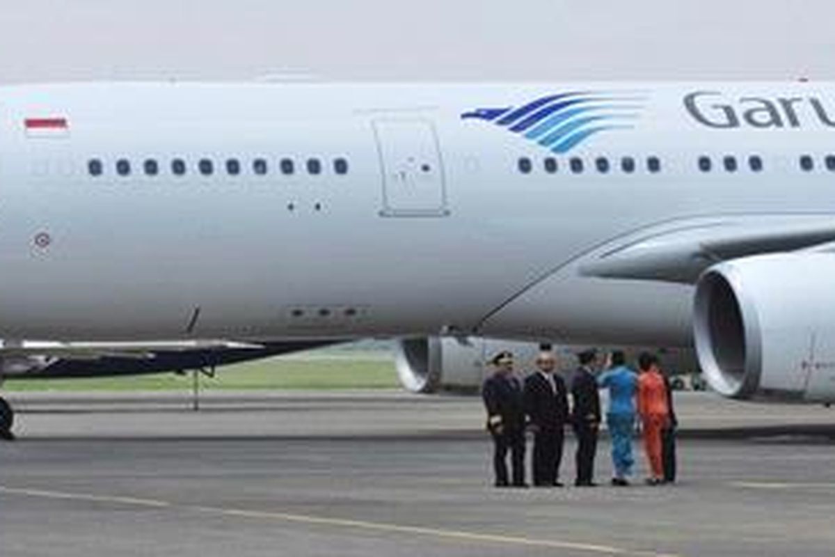 Pesawat Airbus A330-200 milik Garuda Indonesia di Bandara Halim Perdanakusuma, Jakarta, Rabu (11/4/2012). Garuda Indonesia menambah 11 armada Aibus A330-300 dengan nilai dengan nilai sekitar 2,5 miliar dollar AS.
