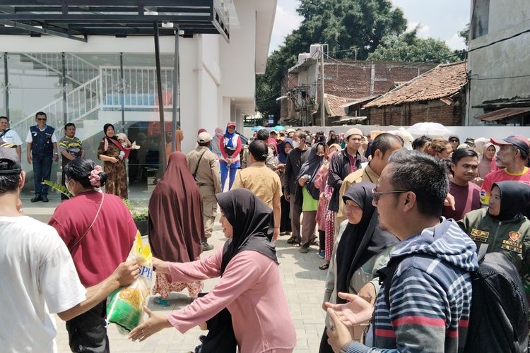 Sebagai langkah untuk menekan harga beras yang terus naik di Kota Bandung, Pemerintah Kota (Pemkot) Bandung menggelar Operasi Pasar Beras dan Pasar Murah di 30 kecamatan mulai tanggal 19 Februari hingga tanggal 1 Maret 2024 mendatang, Selasa (20/2/2024).