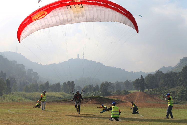 Penerbang Paralayang putra Indonesia Hening Paradigma menginjak target saat mendarat dalam babak ketiga ketepatan mendarat Asian Games 2018 di Gunung Mas Puncak, Bogor, Jawa Barat (21/8/2018). 